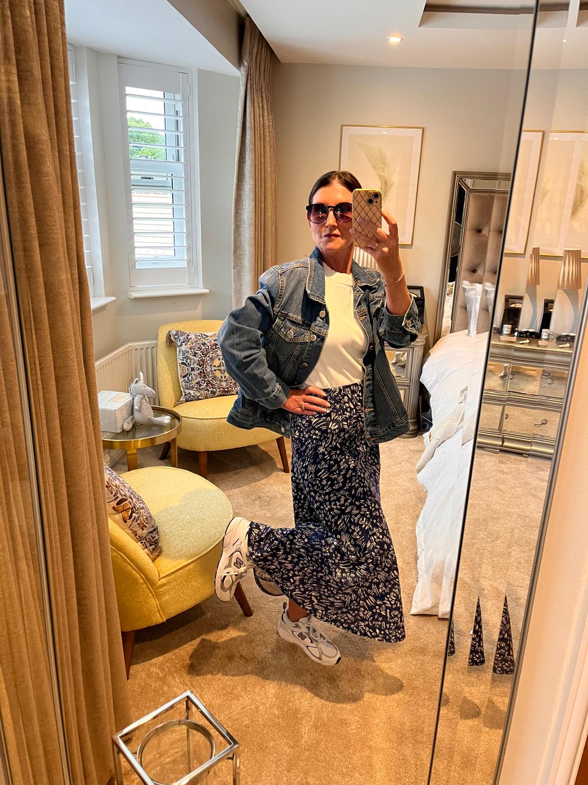 EX Famous Store  Navy Skirt