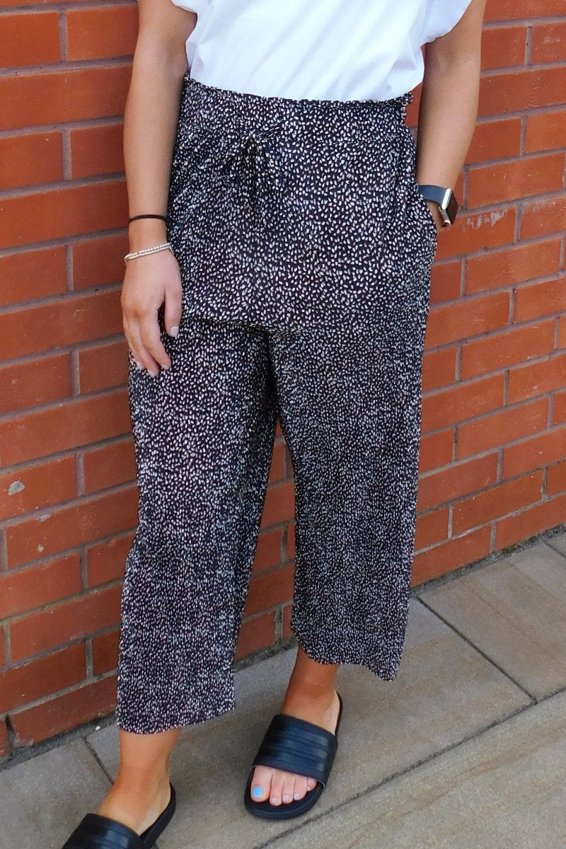 Famous Store Plisse Printed Crop Trousers